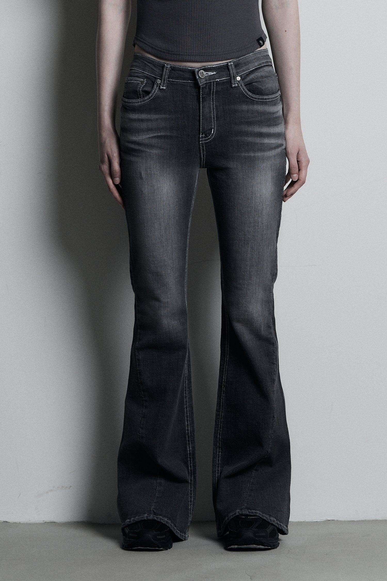 synerjyn-ss-24-cat-washing-denim-pants-dark-gray