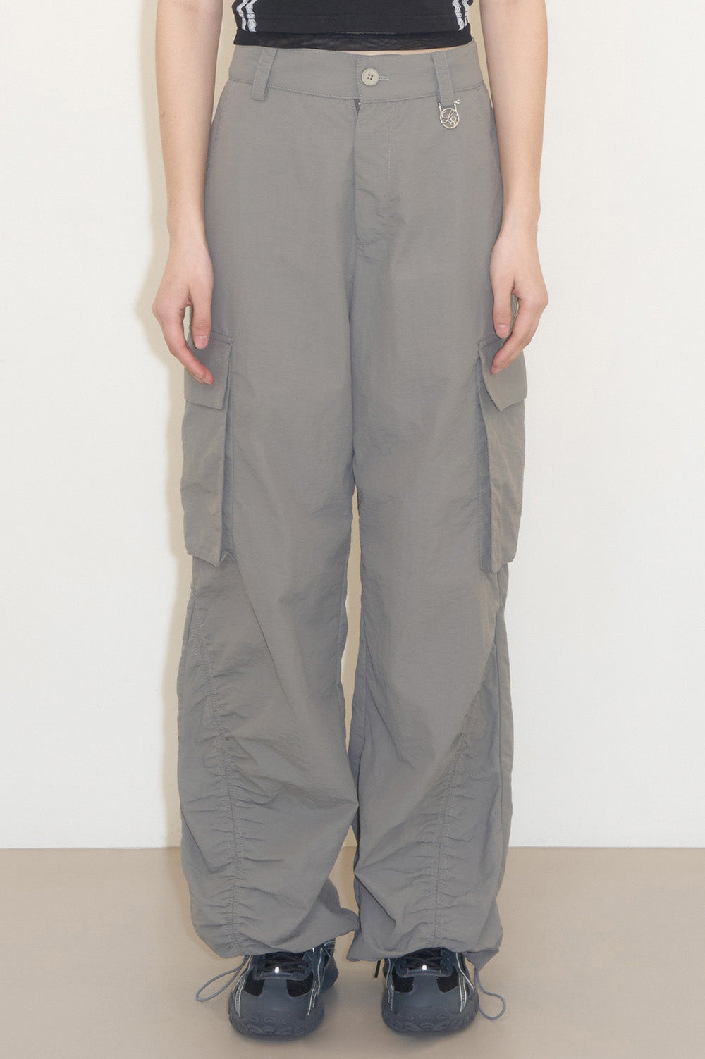 illigo-ss-25-pocket-shirring-pants-gray