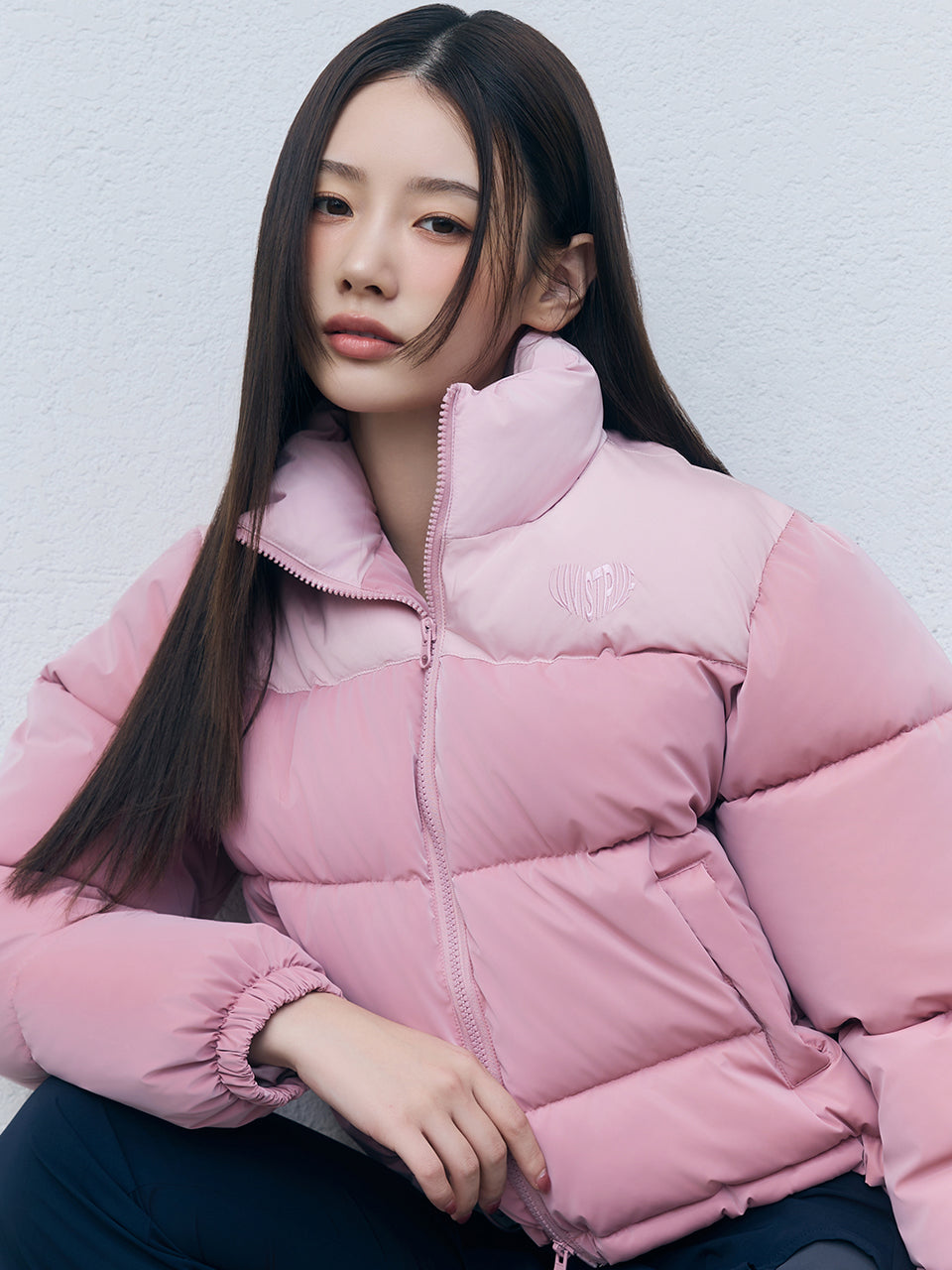 luv-is-true-fw-24-(worn-by-lee-yoojung)-am-glossy-short-puffer-jacket(pink)