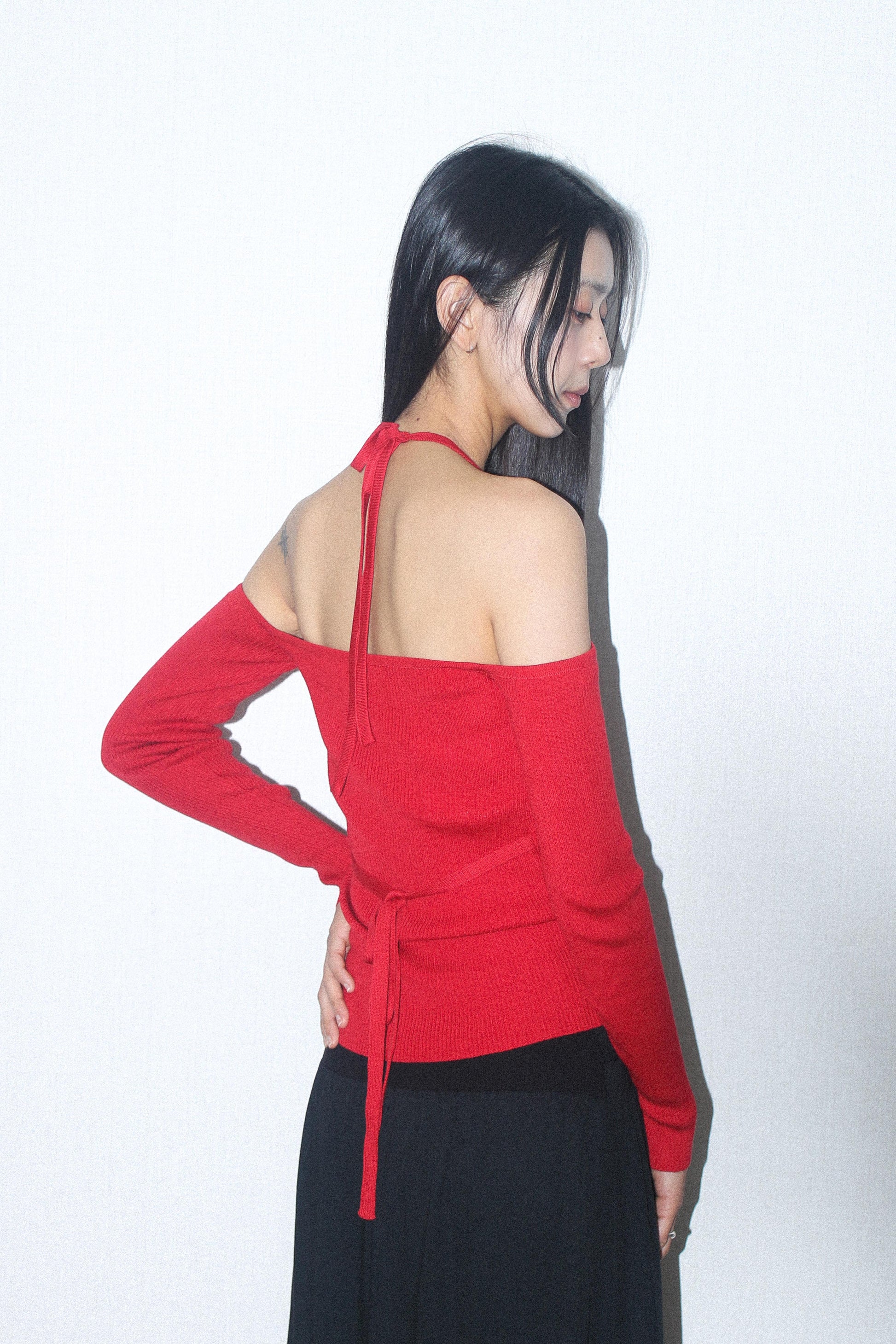 eeum-fw-24-halter-neck-cut-out-knit-top-(red)