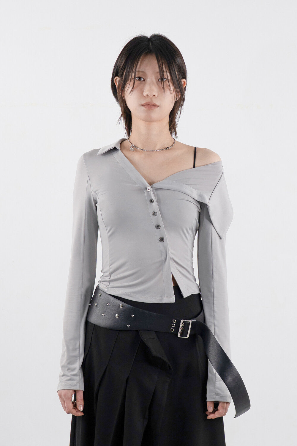 seyo-k-ss-25-unbalance-off-shoulder-shirt-/-warm-gray